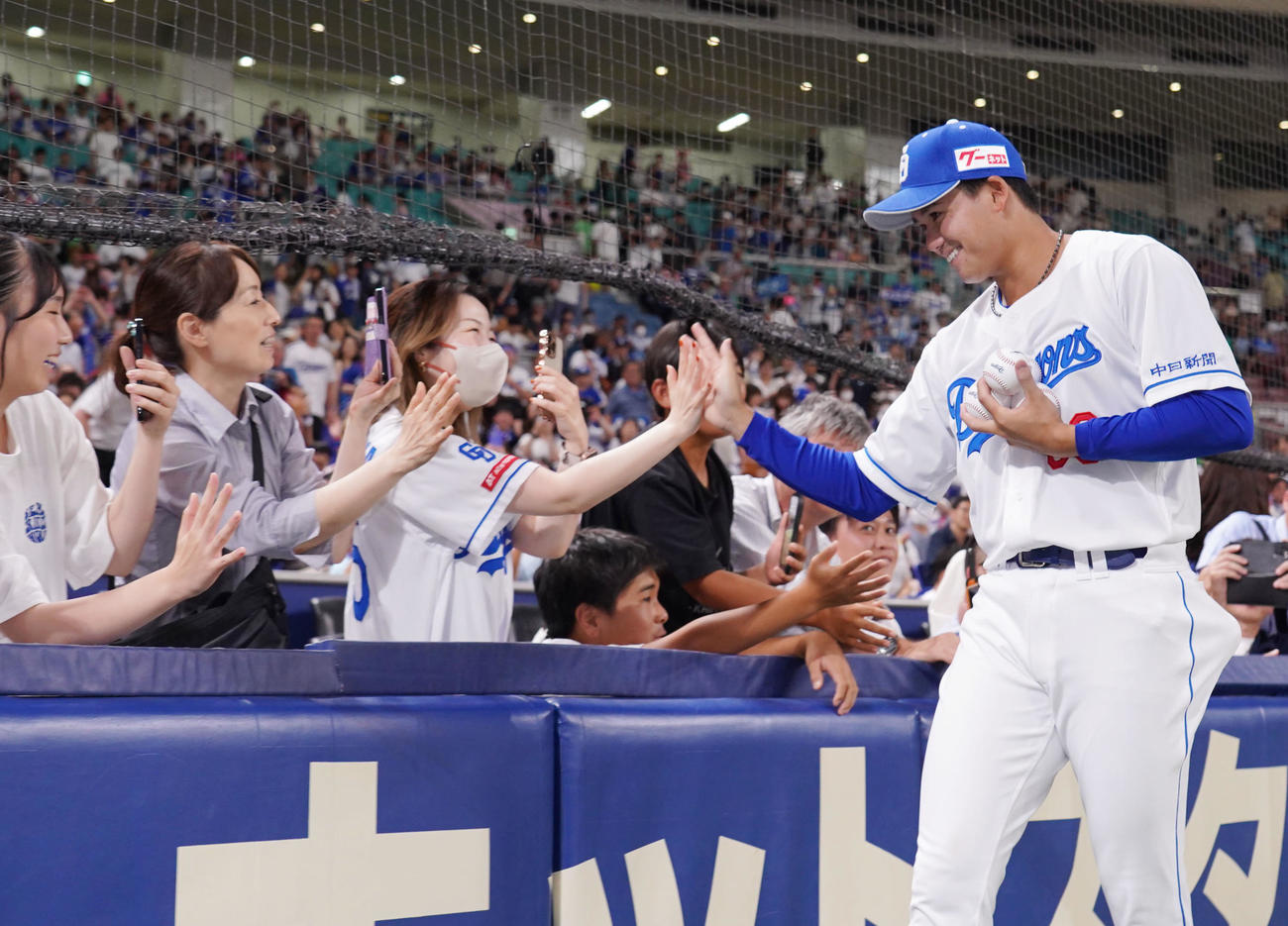 中日対ヤクルト　ファンとタッチを交わす松木平（右）（撮影・森本幸一）