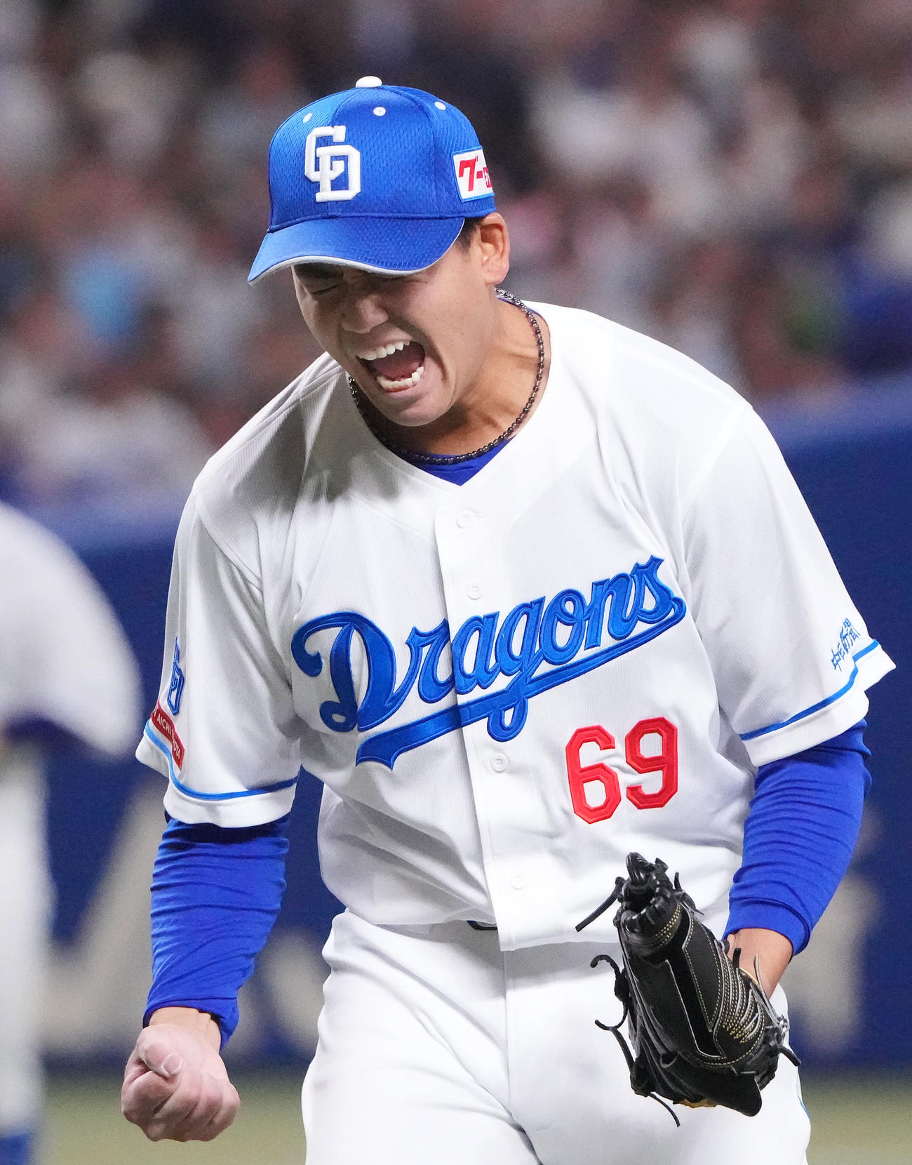 中日対ヤクルト　6回表ヤクルト2死、ホセ・オスナを二飛に討ち取りほえる松木平（撮影・森本幸一）