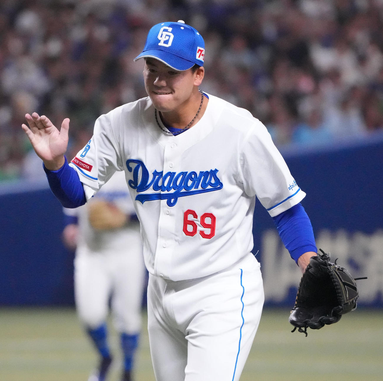 中日対ヤクルト　6回表ヤクルト2死、ホセ・オスナを二飛に討ち取りグラブを叩く松木平（撮影・森本幸一）