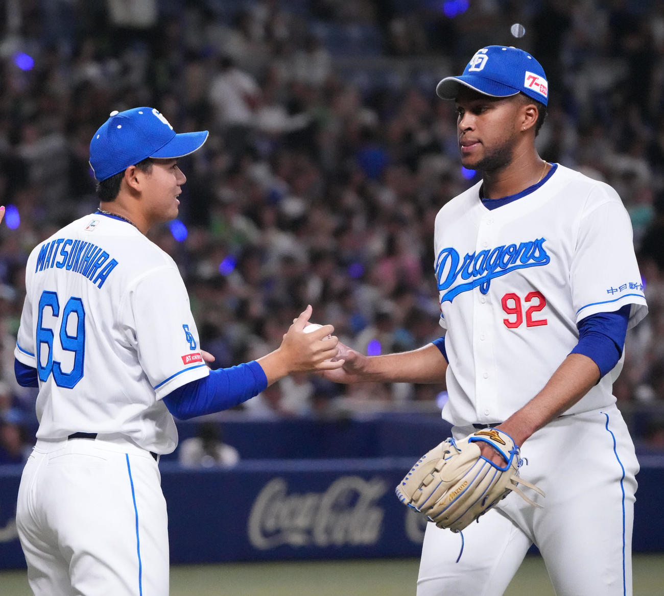 中日対ヤクルト　試合終了、マルティネスから勝利球を受け取る松木平（左）（撮影・森本幸一）