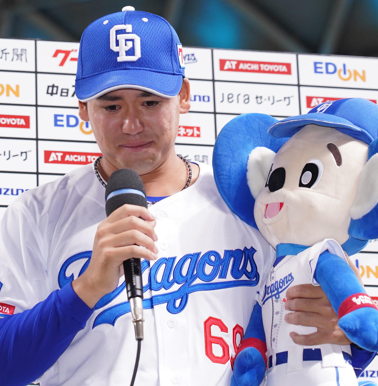 中日対ヤクルト　ヒーローインタビューで感極まり涙ぐむ松木平（撮影・森本幸一）