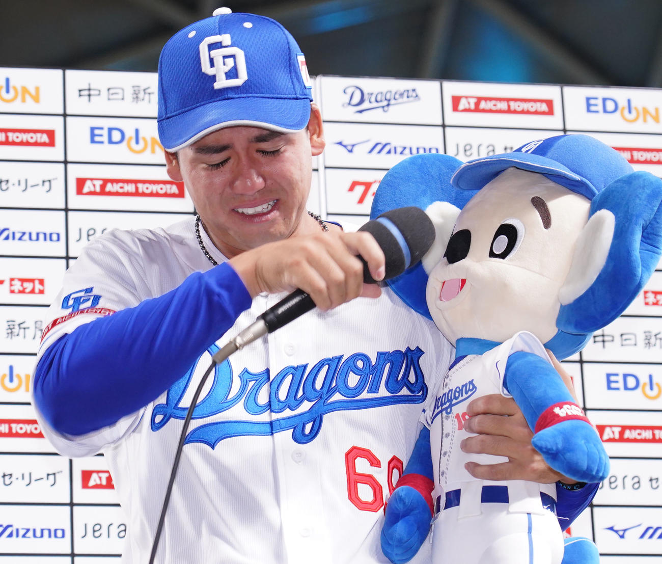 中日対ヤクルト　ヒーローインタビューで感極まり涙ぐむ松木平（撮影・森本幸一）