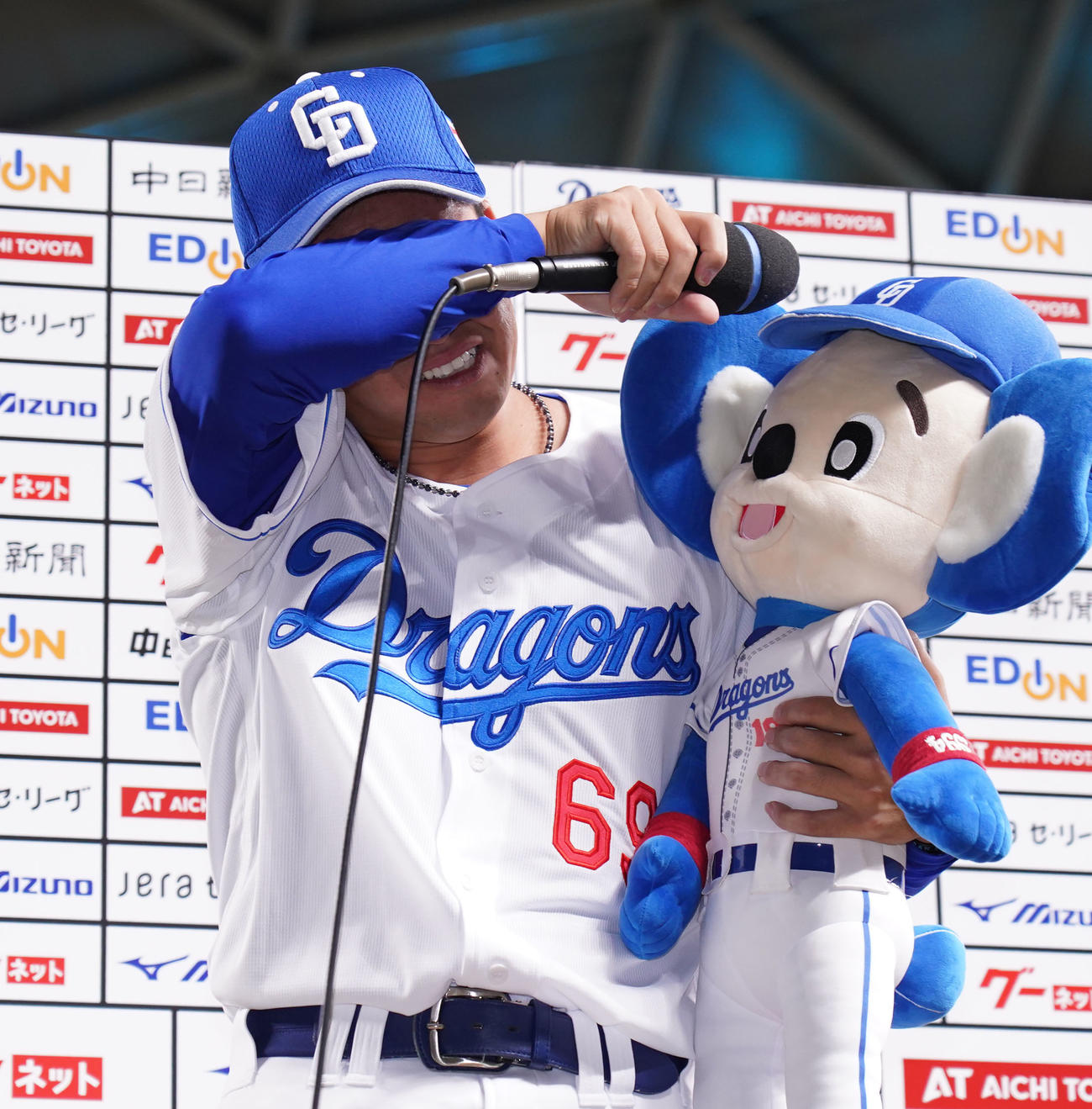 中日対ヤクルト　ヒーローインタビューで感極まり涙ぐむ松木平（撮影・森本幸一）