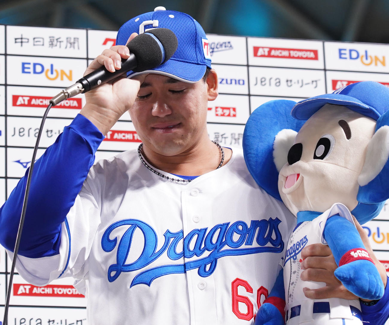 中日対ヤクルト　ヒーローインタビューで感極まり涙ぐむ松木平（撮影・森本幸一）