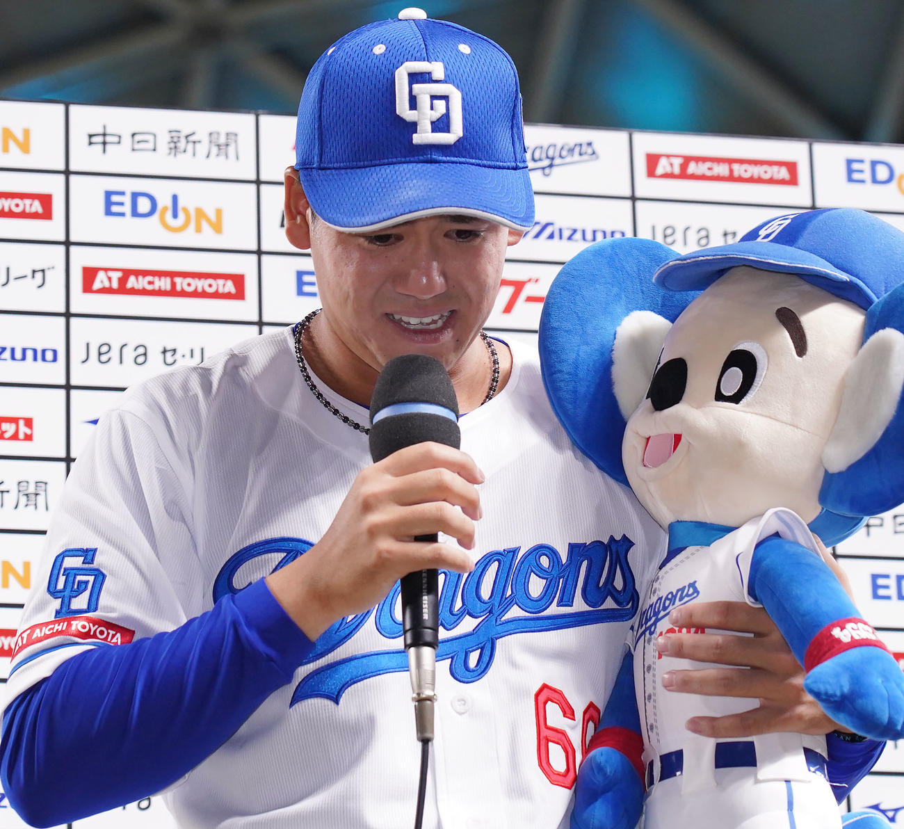 中日対ヤクルト　ヒーローインタビューで感極まり涙ぐむ松木平（撮影・森本幸一）
