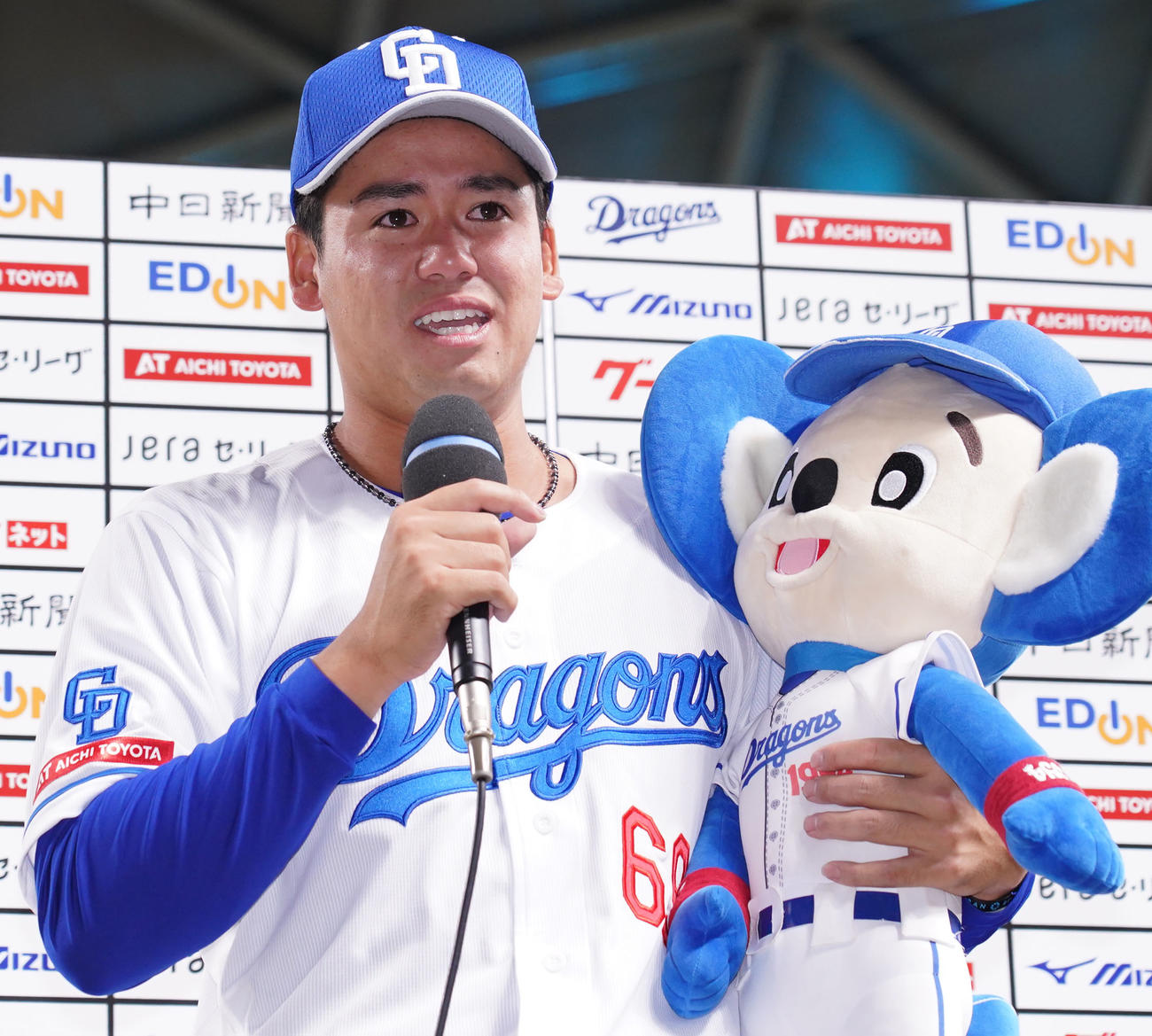 中日対ヤクルト　ヒーローインタビューで感極まり涙ぐむ松木平（撮影・森本幸一）