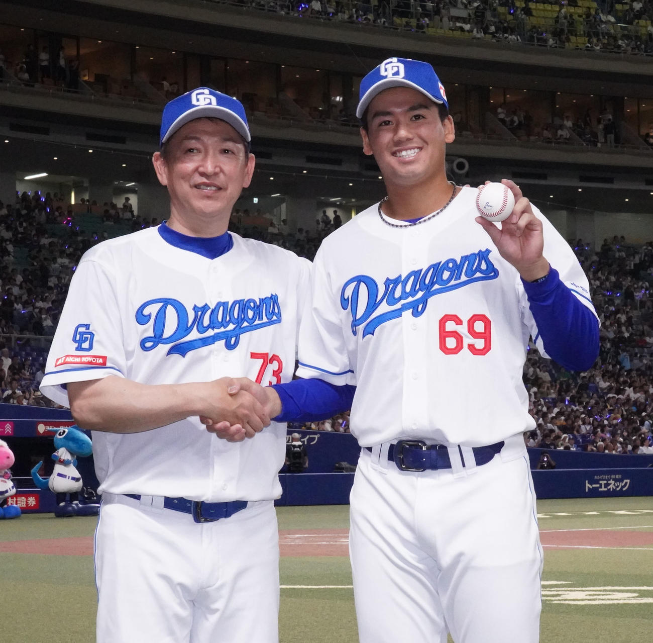中日対ヤクルト　プロ初勝利のウイニングボールを手に立浪監督とポーズを決める松木平（右）（撮影・森本幸一）