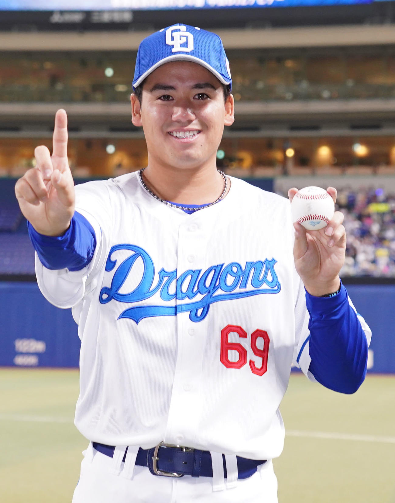 中日対ヤクルト　ヒーローインタビューを終え笑顔でポーズを決める松木平（撮影・森本幸一）