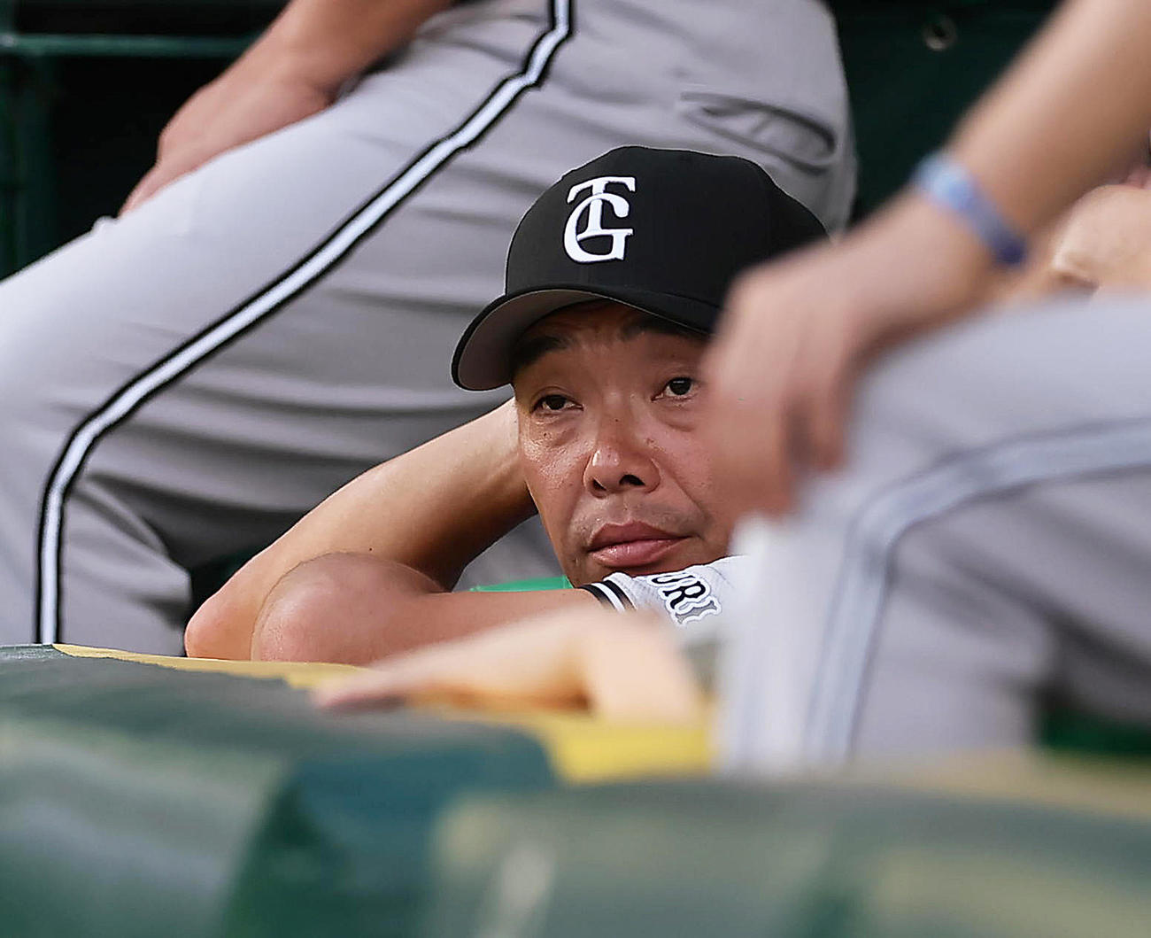 阪神隊巨人　ベンチで浮かない表情を見せる巨人阿部監督（撮影・足立雅史）