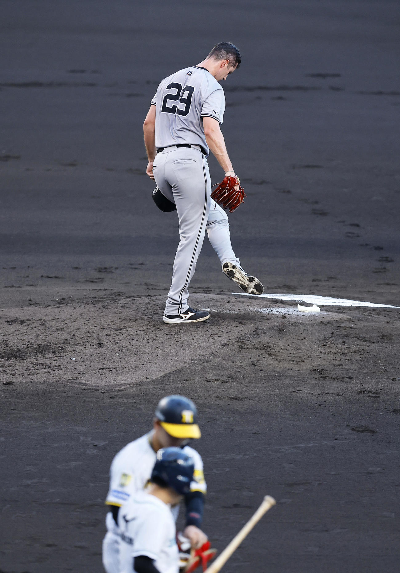 阪神対巨人　1回裏阪神2死満塁、野口に押し出し四球を与えたグリフィン（撮影・藤尾明華）