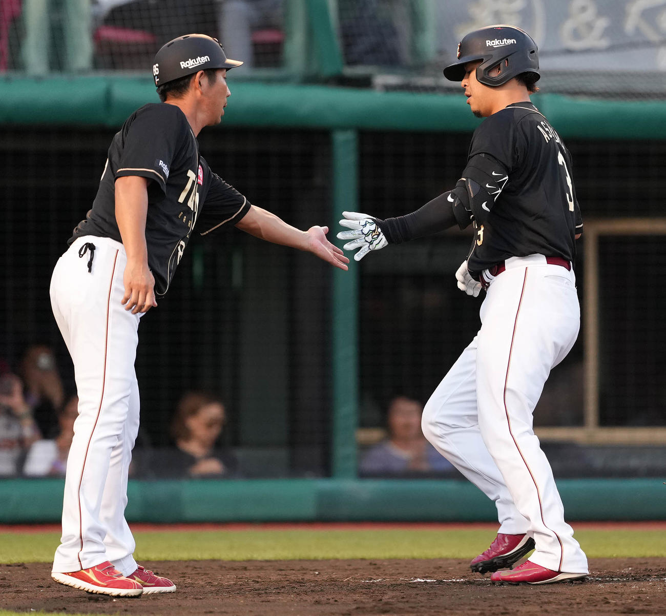 楽天対ソフトバンク　2回裏楽天無死、先制の右越えソロ本塁打を放ち生還する浅村（右）（撮影・鈴木みどり）