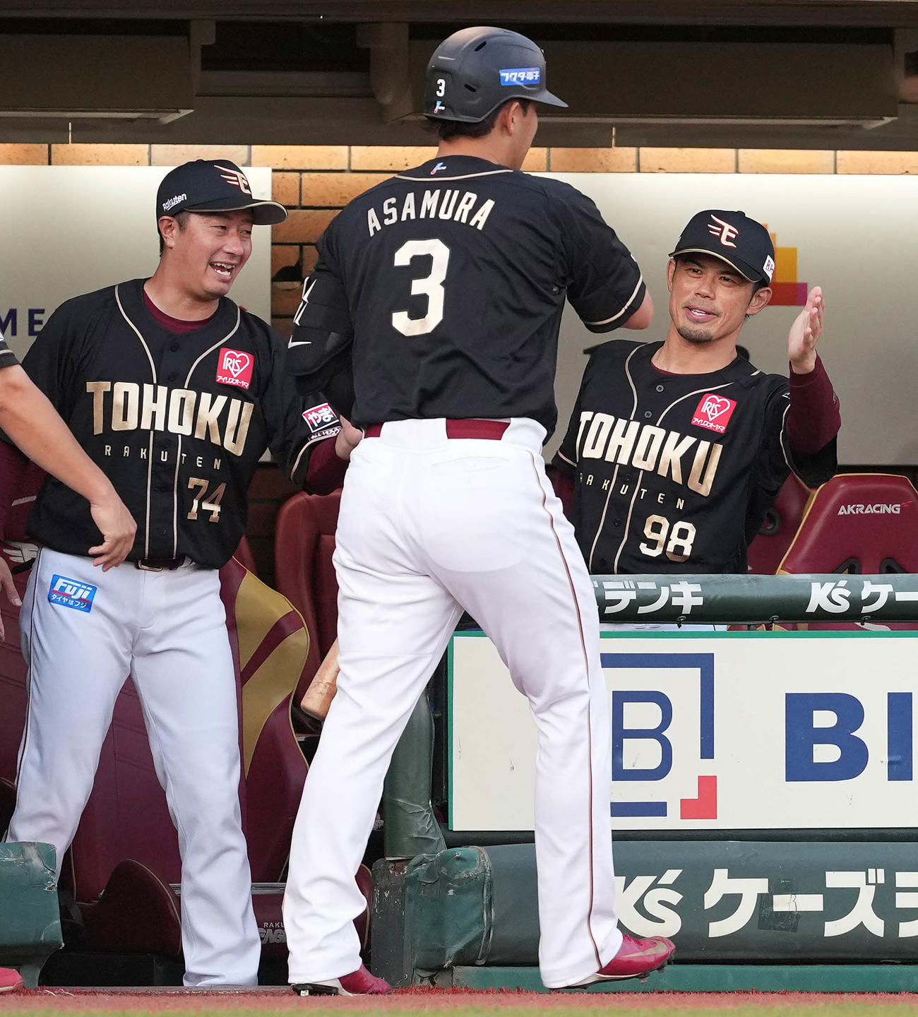 楽天対ソフトバンク　2回裏楽天無死、先制の右越えソロ本塁打を放った浅村を迎える今江監督（右）（撮影・鈴木みどり）