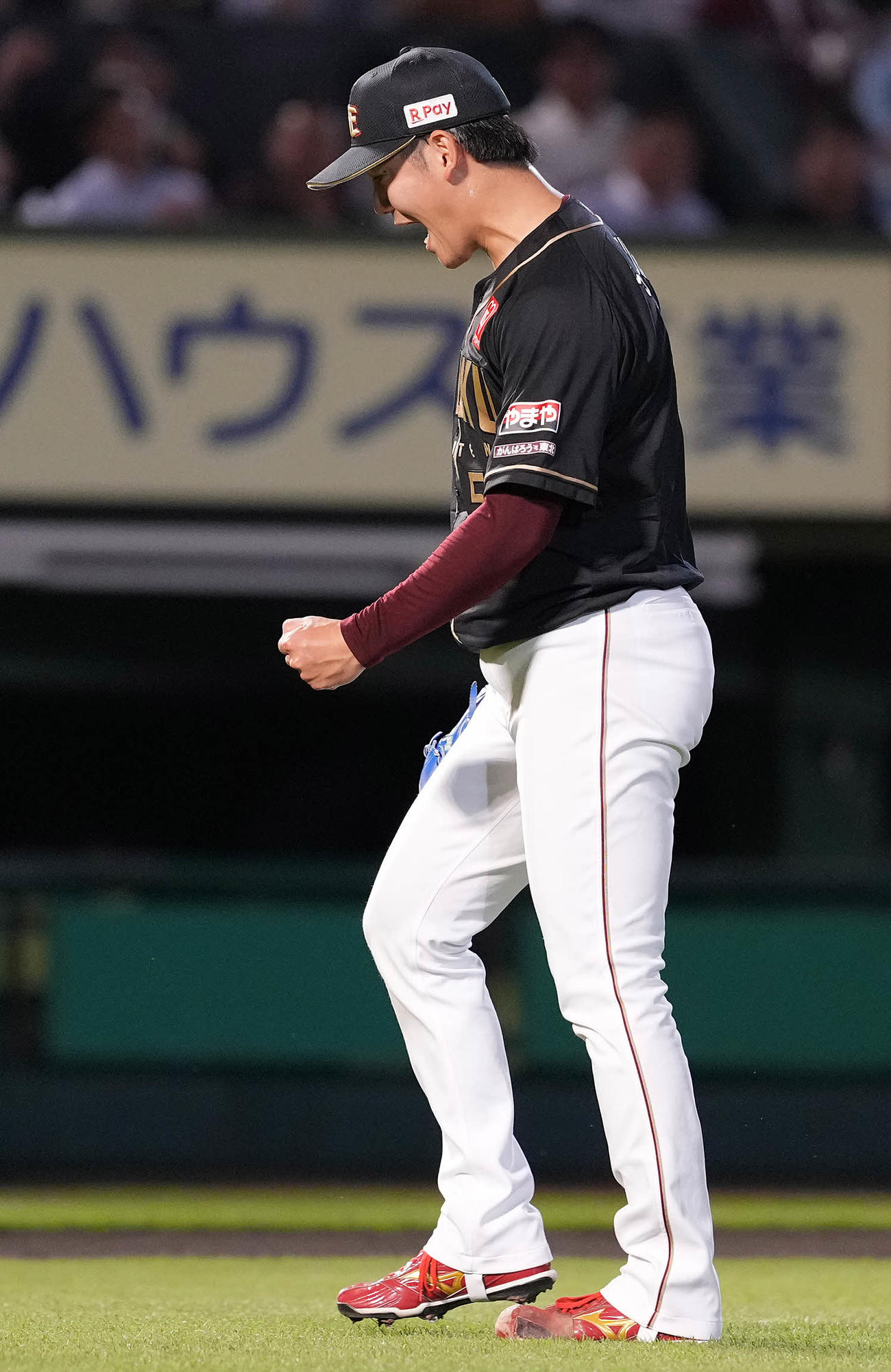 楽天対ソフトバンク　8回表ソフトバンク2死、牧原大を空振り三振に仕留め、ほえる鈴木翔（撮影・鈴木みどり）
