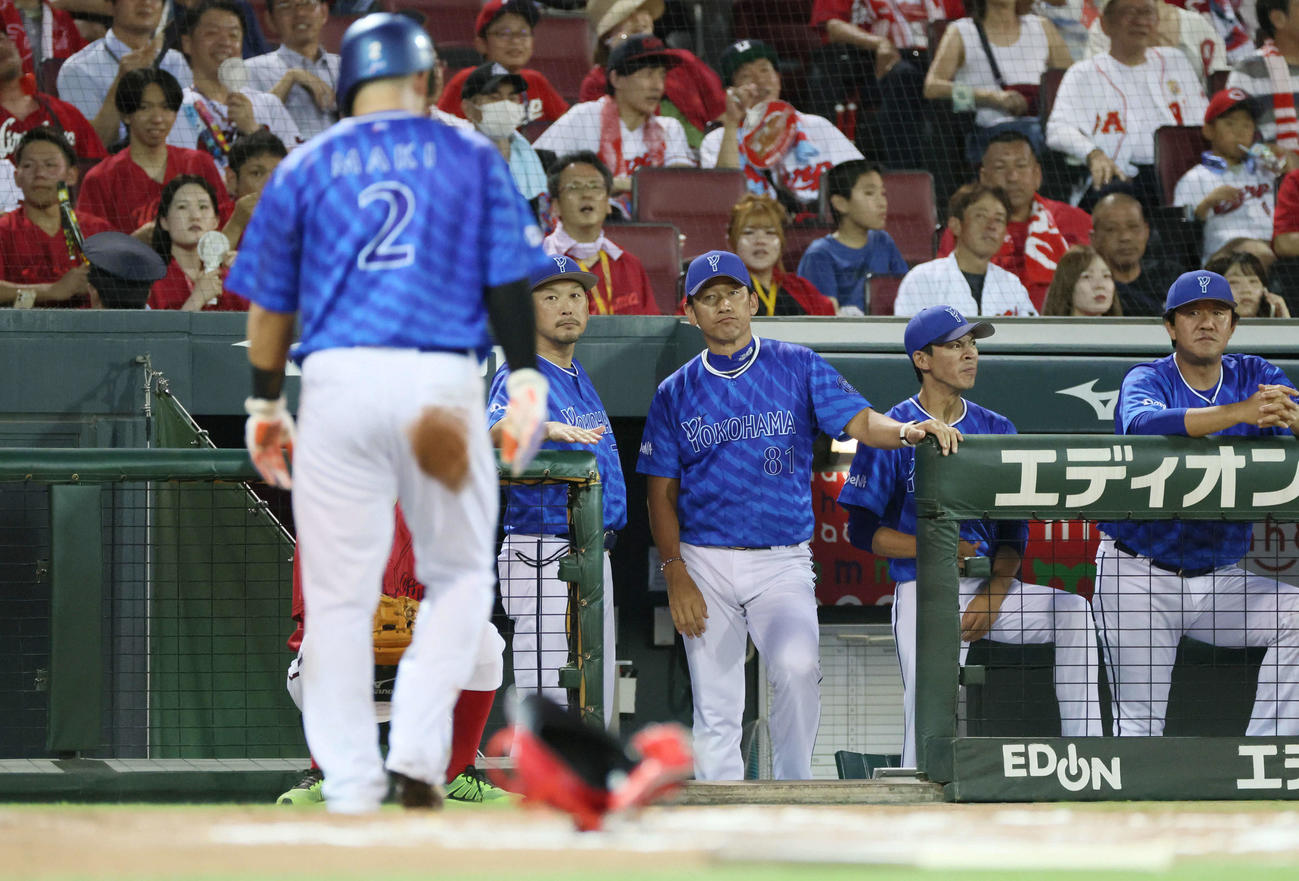 広島対DeNA 6回表DeNA2死二塁、宮崎の左適時打で生還した牧（左）と三浦監督（中央）（撮影・加藤孝規）