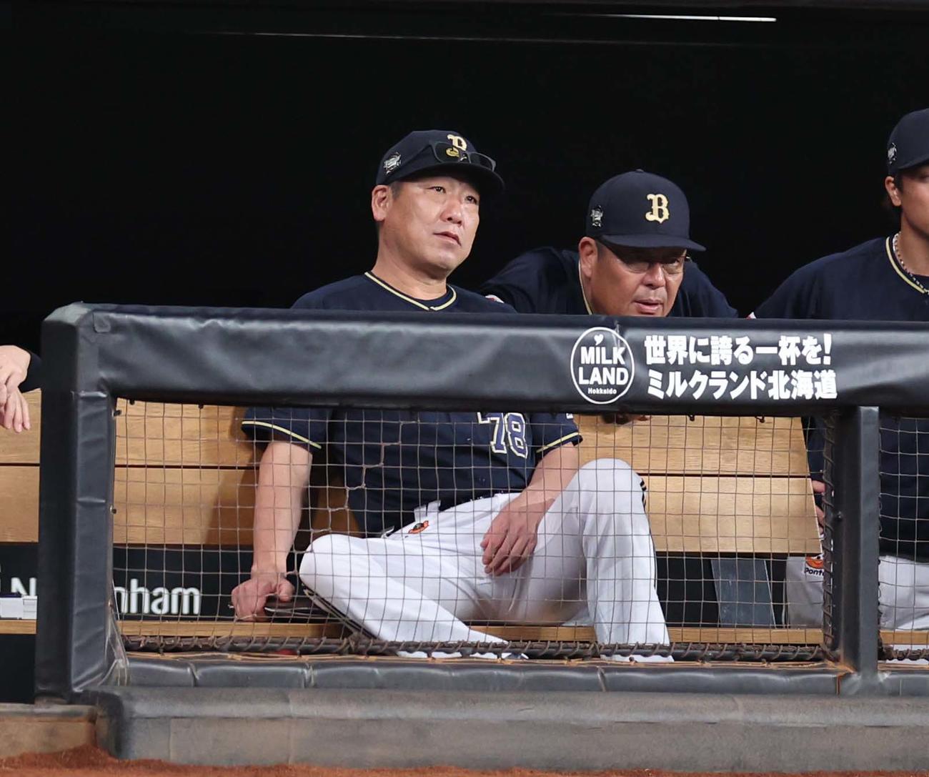 日本ハム対オリックス　ベンチで渋い表情の中嶋監督（撮影・黒川智章）