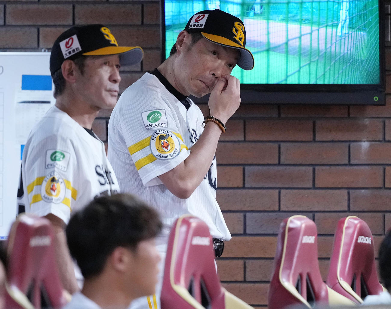 楽天対ソフトバンク　ベンチで浮かない表情のソフトバンク小久保監督（右）（撮影・鈴木みどり）