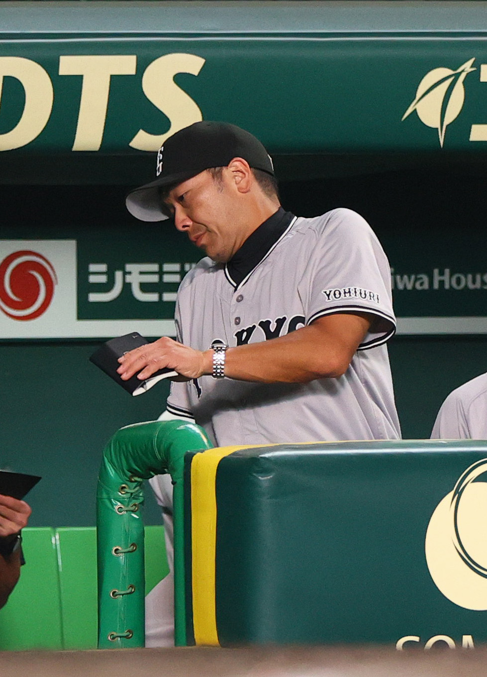 阪神対巨人　阪神に敗れ引き揚げる巨人阿部監督（撮影・上山淳一）