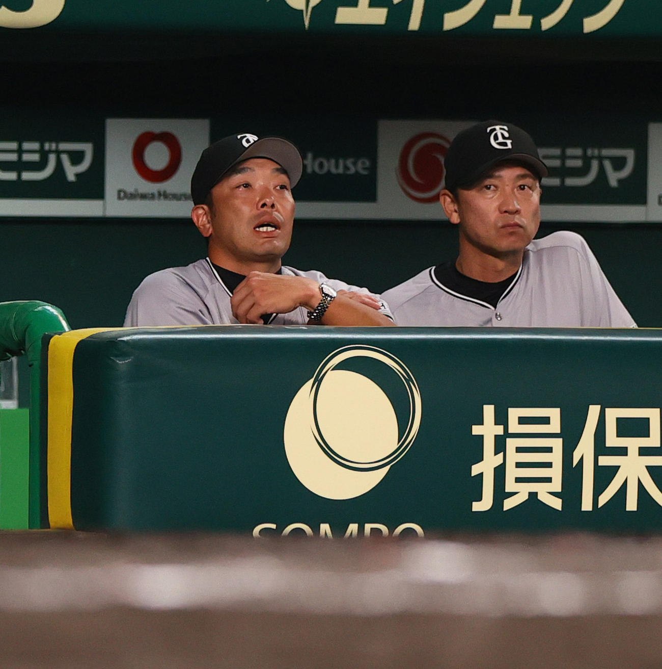 阪神対巨人　6回裏阪神2死二、三塁、阿部監督（左）は佐藤輝に右前2点適時打を浴び落胆する（撮影・上山淳一）