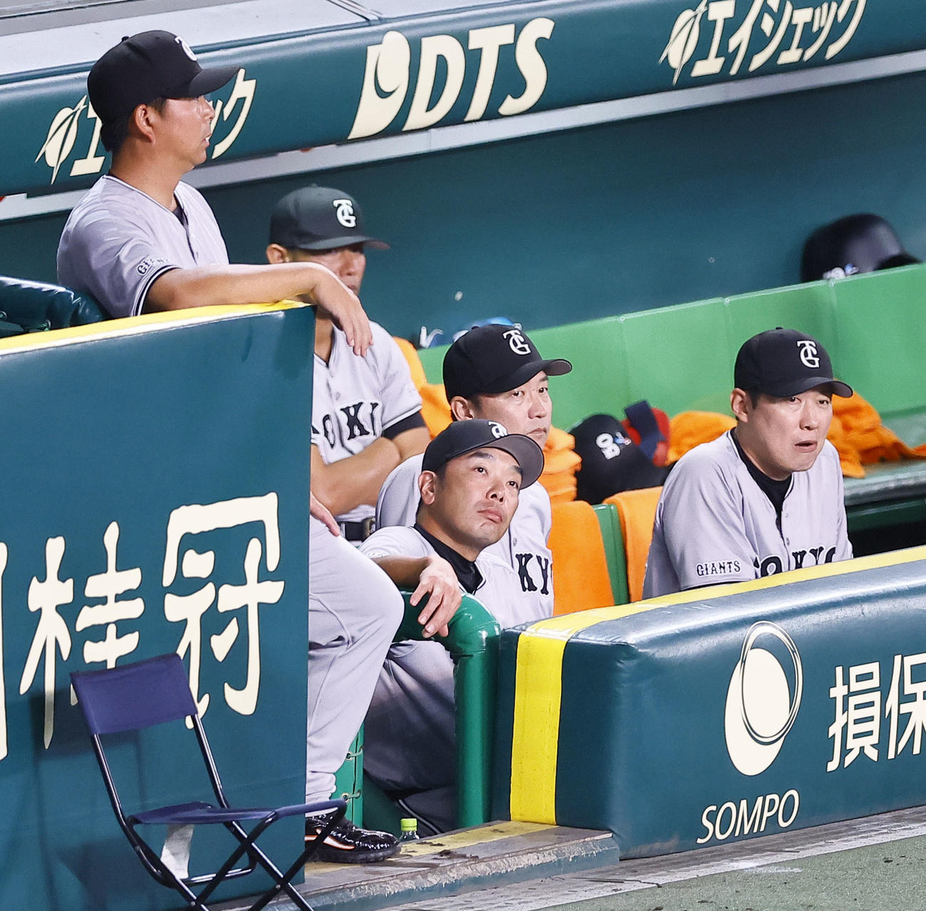 阪神対巨人　6回裏阪神2死二、三塁、野口に中前適時打を許し、ベンチで浮かない表情を見せる阿部監督（中央）（撮影・藤尾明華）