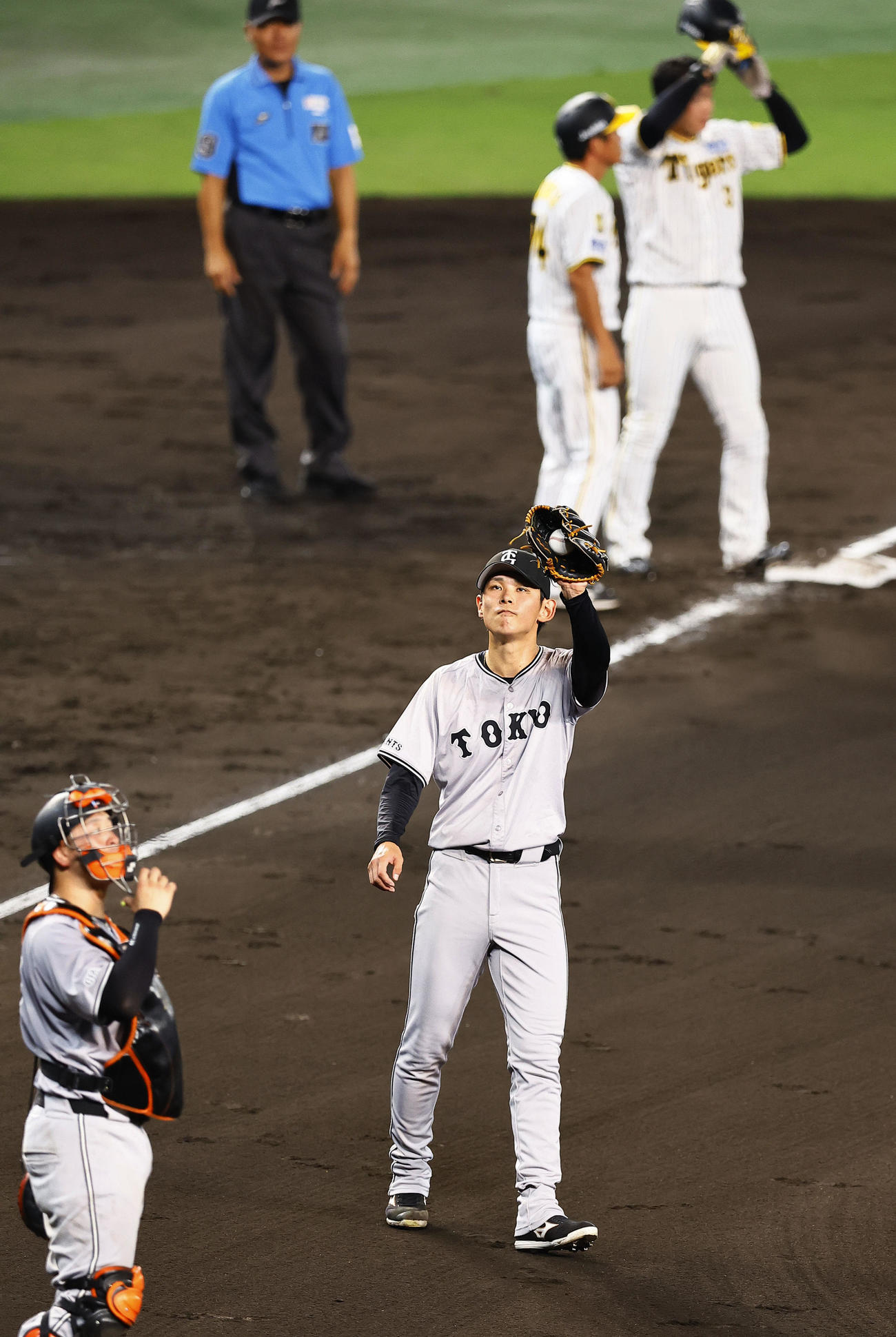 阪神対巨人　6回裏阪神2死二、三塁、野口に中前適時打を許した泉（撮影・藤尾明華）