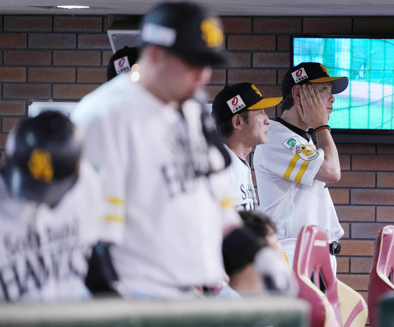 楽天対ソフトバンク　ベンチで浮かない表情のソフトバンク小久保監督（右）＝（撮影・鈴木みどり）