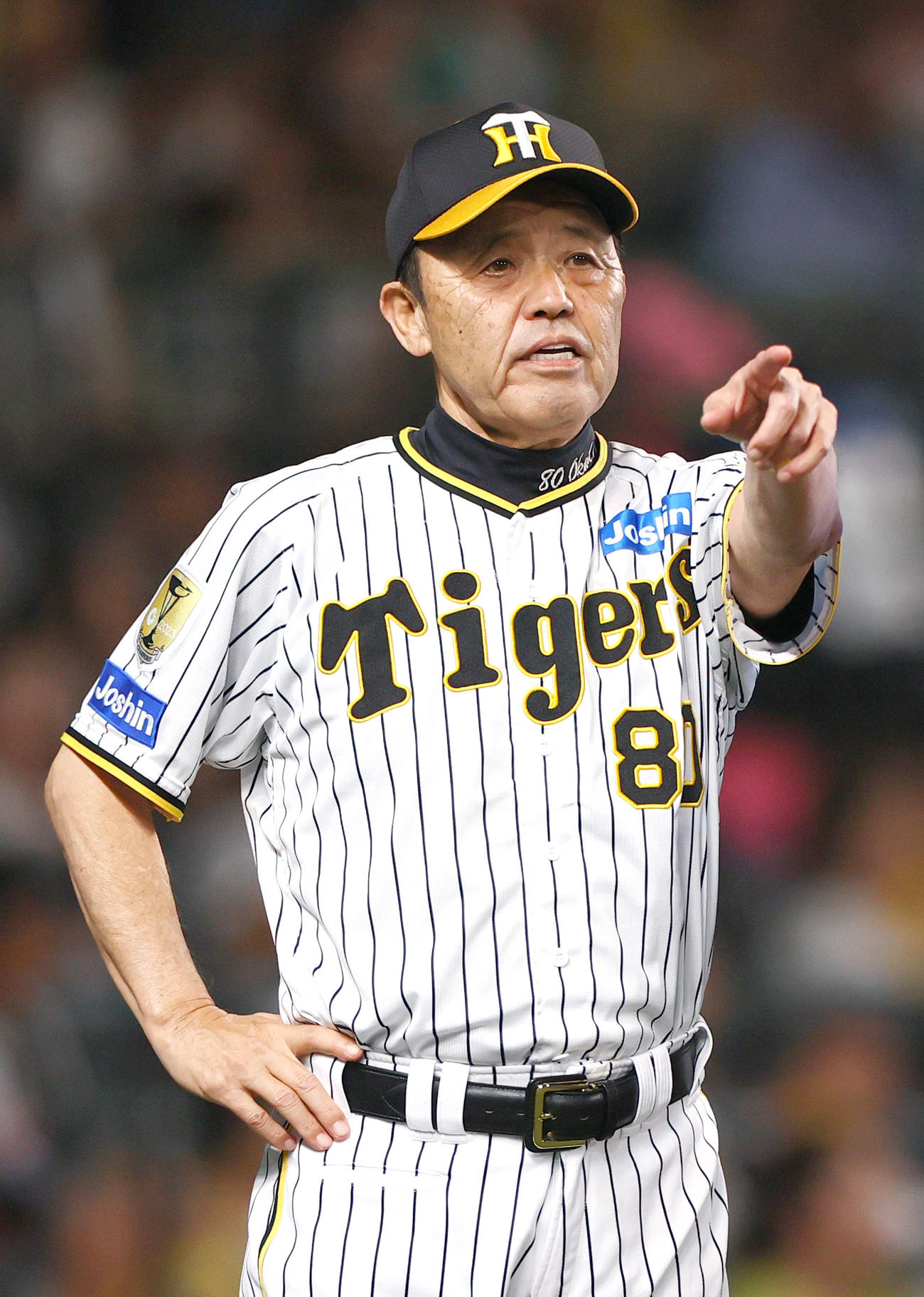 阪神対巨人　6回裏終了後、岡田監督は球審に選手交代を告げる（撮影・上山淳一）