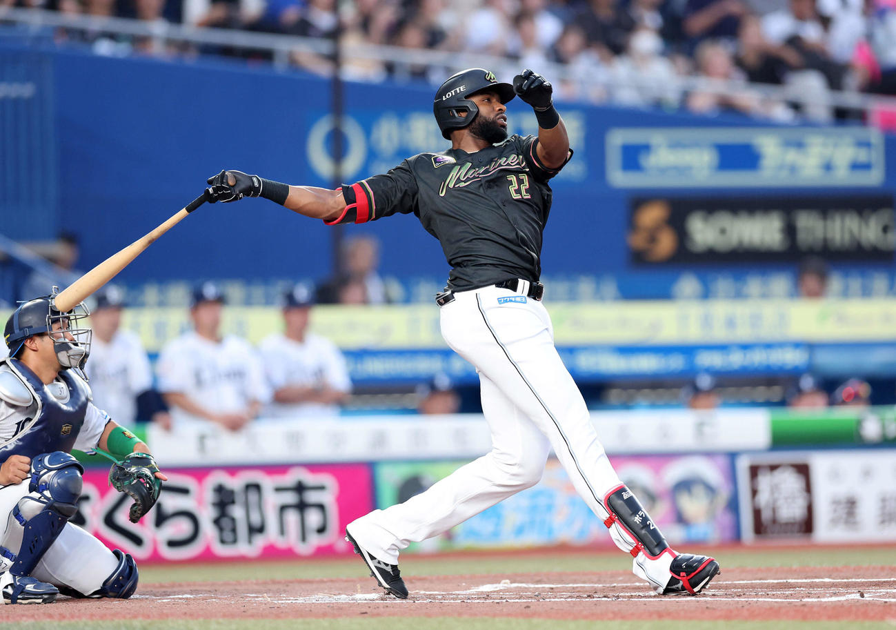 ロッテ対西武　1回裏ロッテ2死、ポランコは右中間ソロ本塁打を放つ（撮影・鈴木正人）