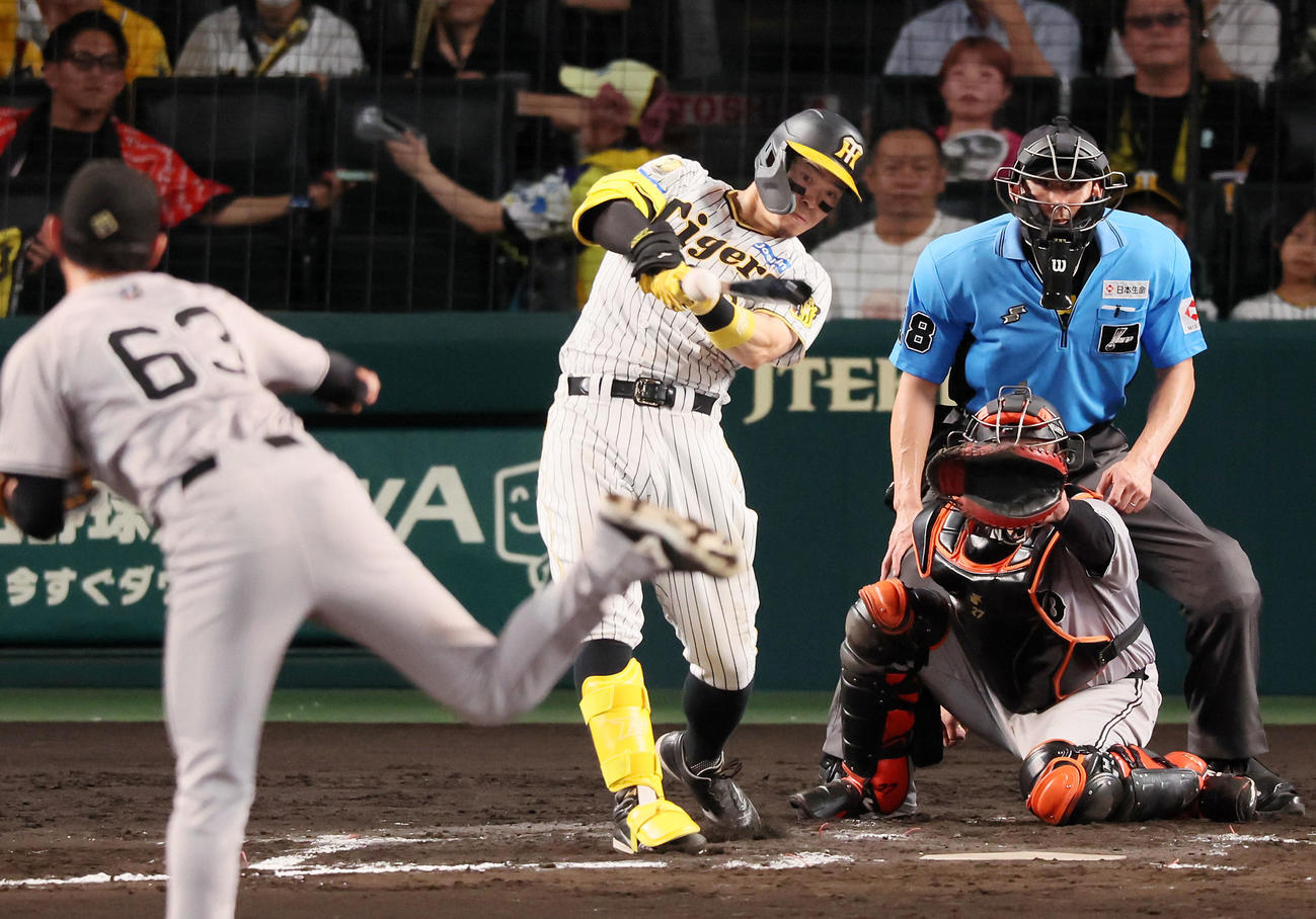 阪神対巨人　6回裏阪神2死二、三塁、佐藤輝は右前適時打を放つ。投手泉（撮影・加藤哉）