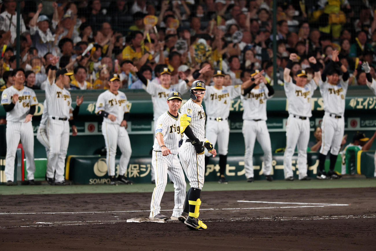 阪神対巨人　6回裏阪神2死二、三塁、佐藤輝は右適時打を放つ（撮影・加藤哉）