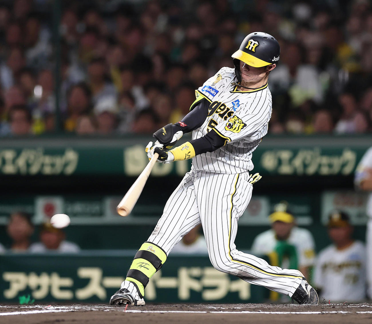 阪神隊巨人　6回裏阪神1死一、二塁、中野は適時二塁打を放つ（撮影・足立雅史）