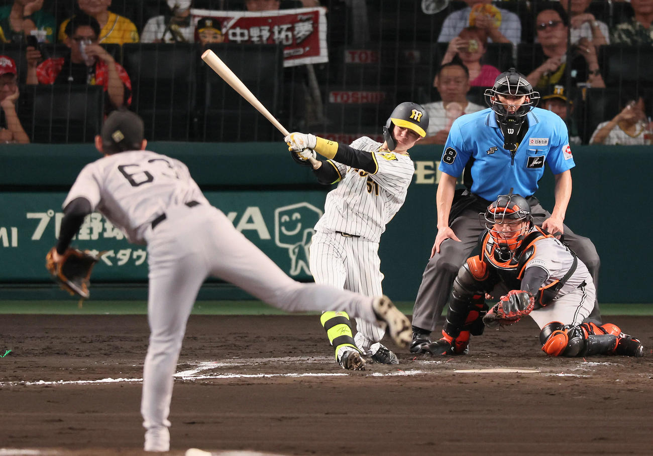 阪神対巨人　6回裏阪神1死一、二塁、中野は右翼線適時打を放つ。投手泉（撮影・加藤哉）
