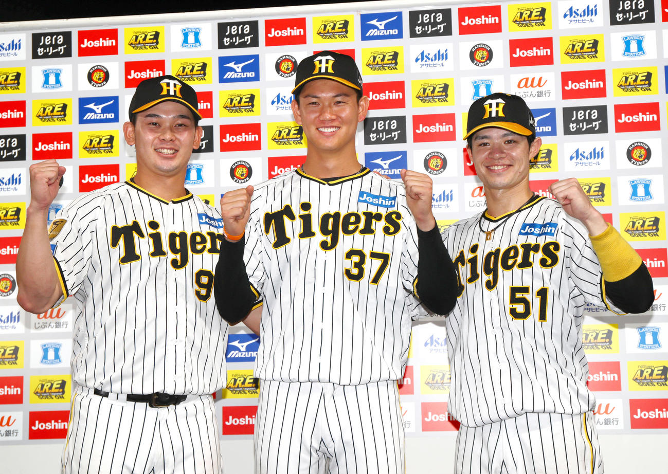 阪神対巨人　ヒーローインタビュー後、笑顔で記念撮影する、左から野口、及川、中野（撮影・上山淳一）