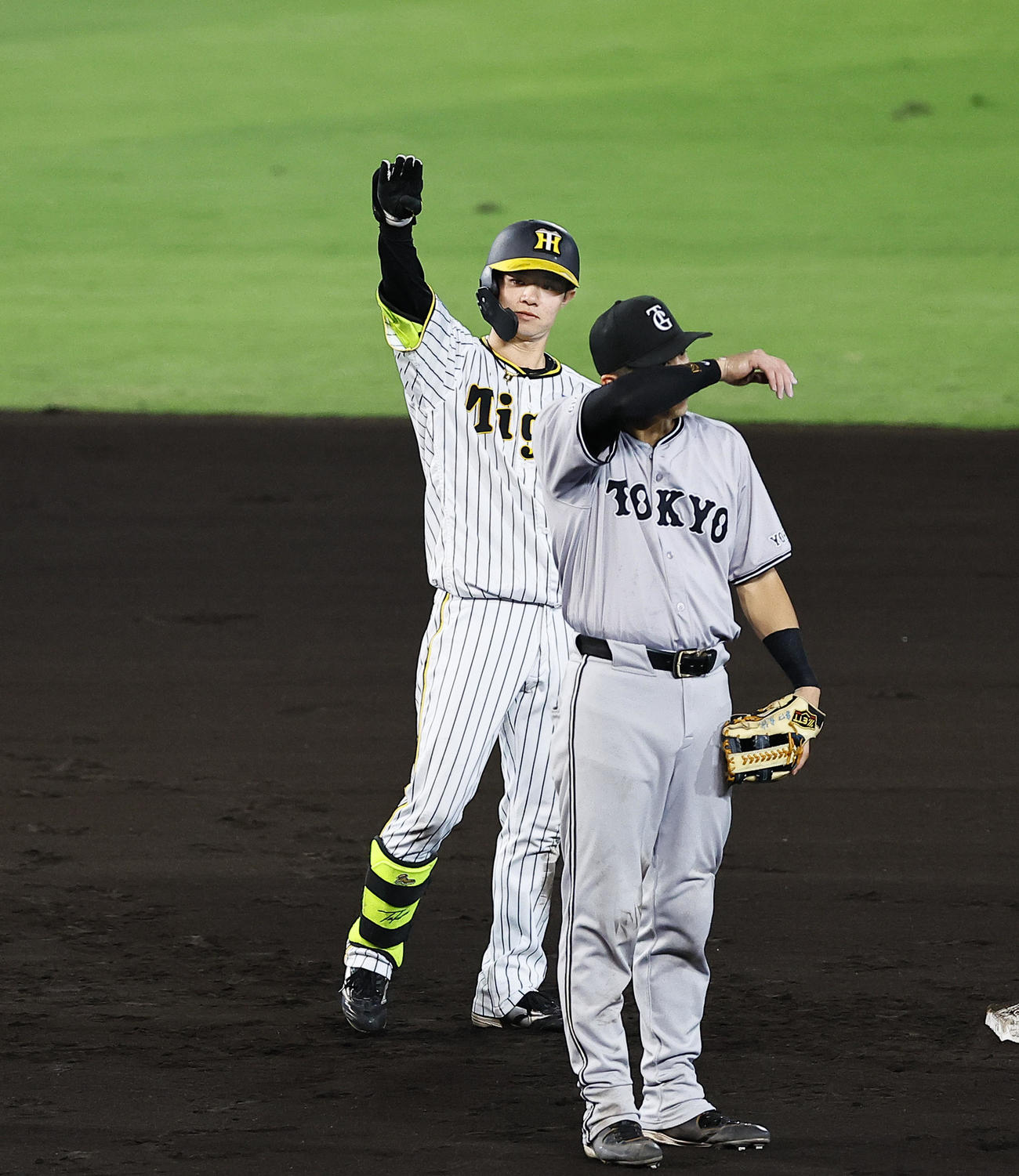 阪神対巨人　6回裏阪神1死一、二塁、右翼線への適時二塁打を放ちポーズをとる中野（撮影・藤尾明華）