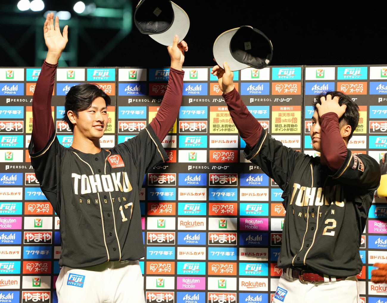 楽天対ソフトバンク　ソフトバンクに勝利し、笑顔で声援に応える楽天古謝（左）と太田（撮影・鈴木みどり）