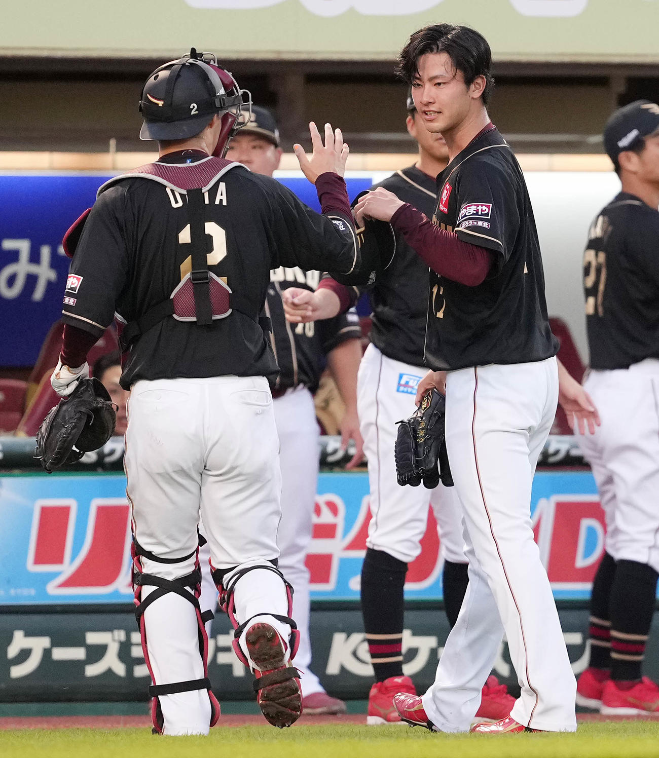 楽天対ソフトバンク　3回表まで無安打に抑え、太田光（左）とタッチを交わす楽天先発古謝（撮影・鈴木みどり）