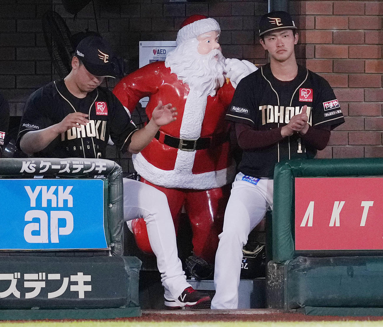 楽天対ソフトバンク　ソフトバンクに勝利し、ベンチで手をたたく楽天古謝（右）（撮影・鈴木みどり）