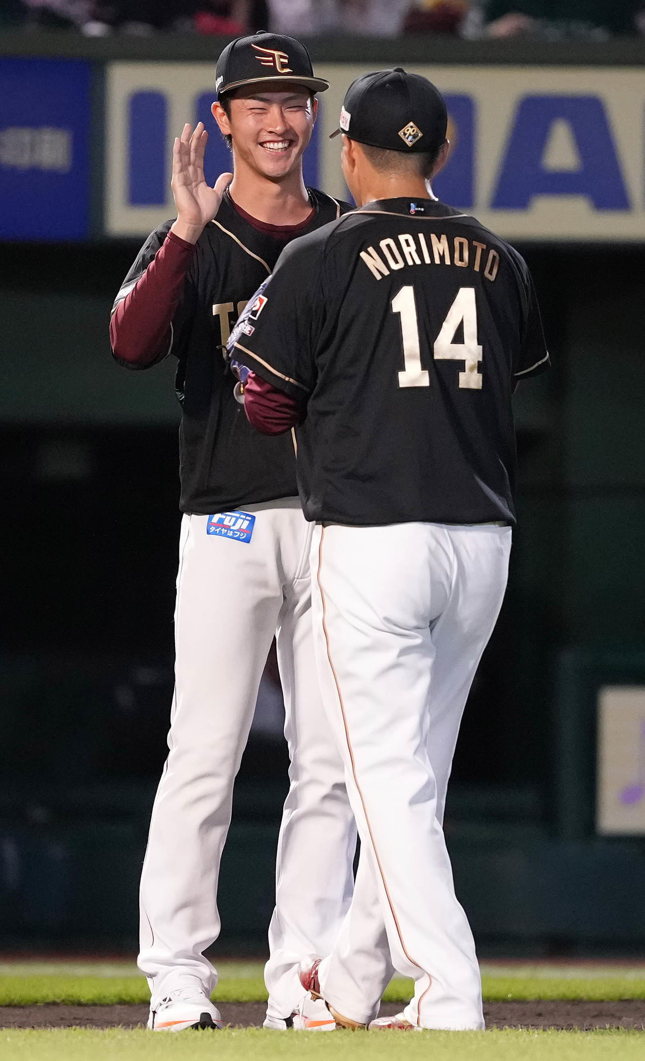 楽天対ソフトバンク　ソフトバンクに勝利し、則本（手前）から笑顔でウイニングボールを受け取る楽天古謝（撮影・鈴木みどり）