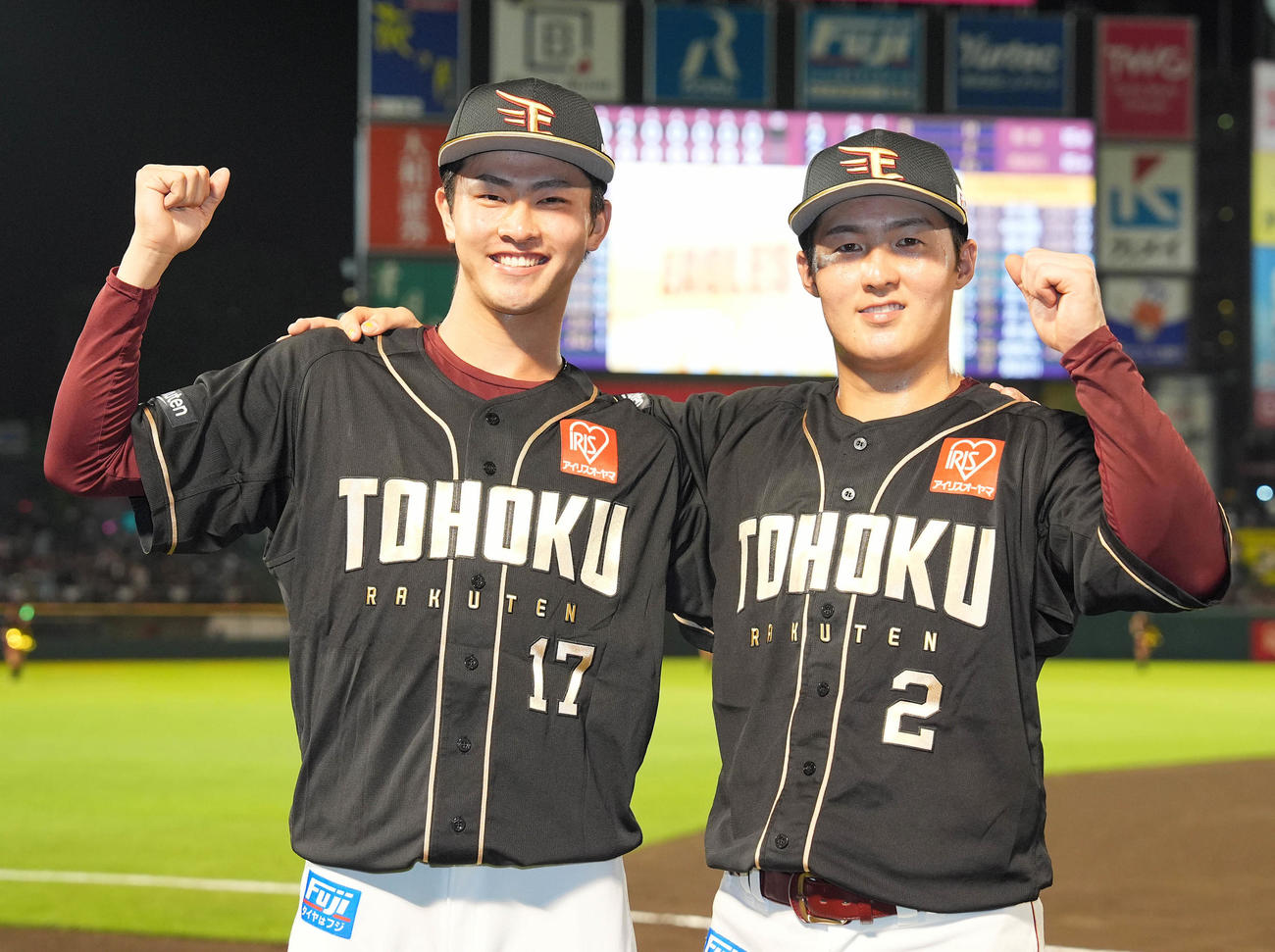 楽天対ソフトバンク　ソフトバンクに勝利し、笑顔でガッツポーズする楽天古謝（左）と太田（撮影・鈴木みどり）