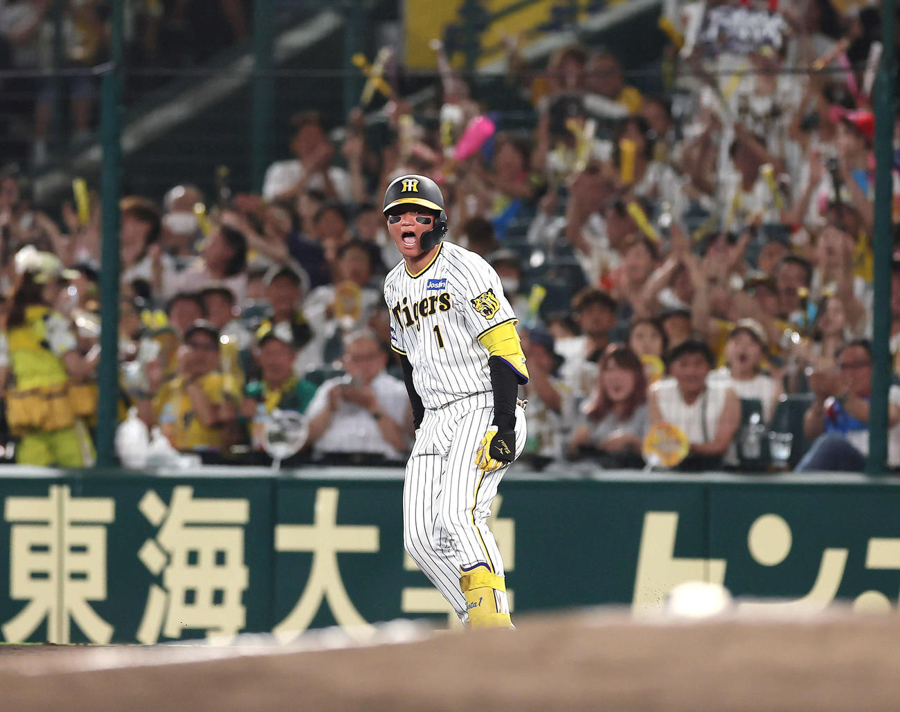 阪神対巨人　7回裏阪神2死二、三塁、森下は適時内野安打を放ち雄たけびを上げる（撮影・足立雅史）