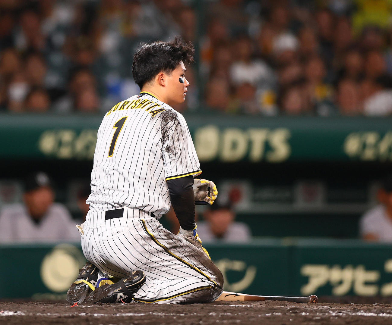 阪神対巨人　7回裏阪神2死二、三塁、森下翔太は平内を見つめる（撮影・上山淳一）