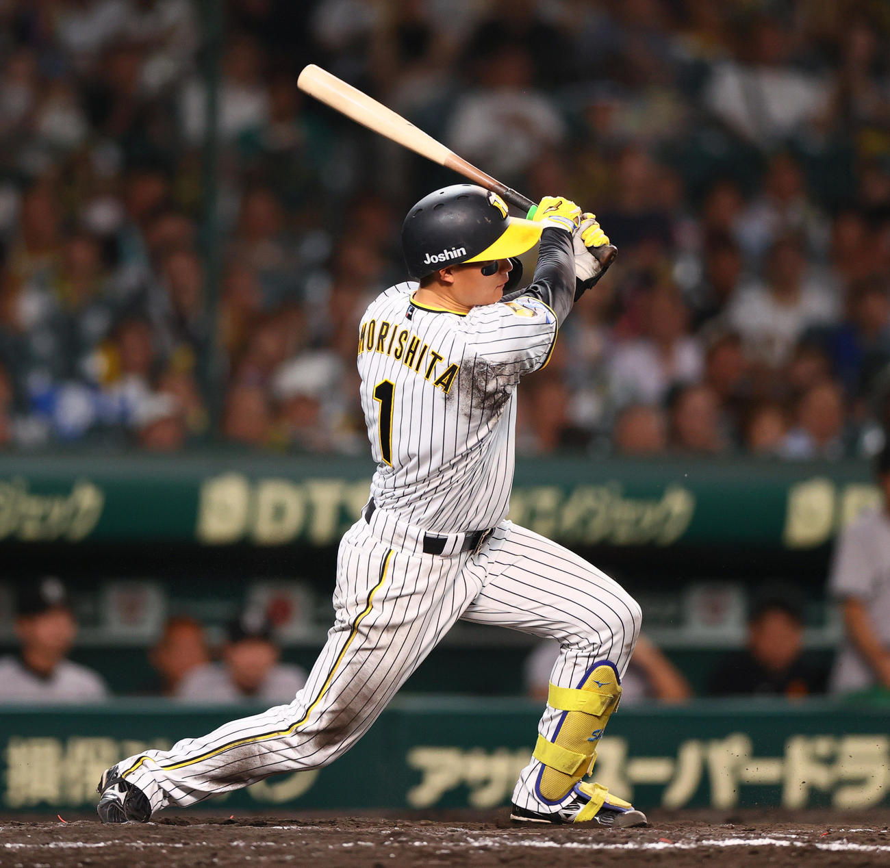 阪神対巨人　7回裏阪神2死二、三塁、森下は遊撃適時内野安打を放つ（撮影・上山淳一）