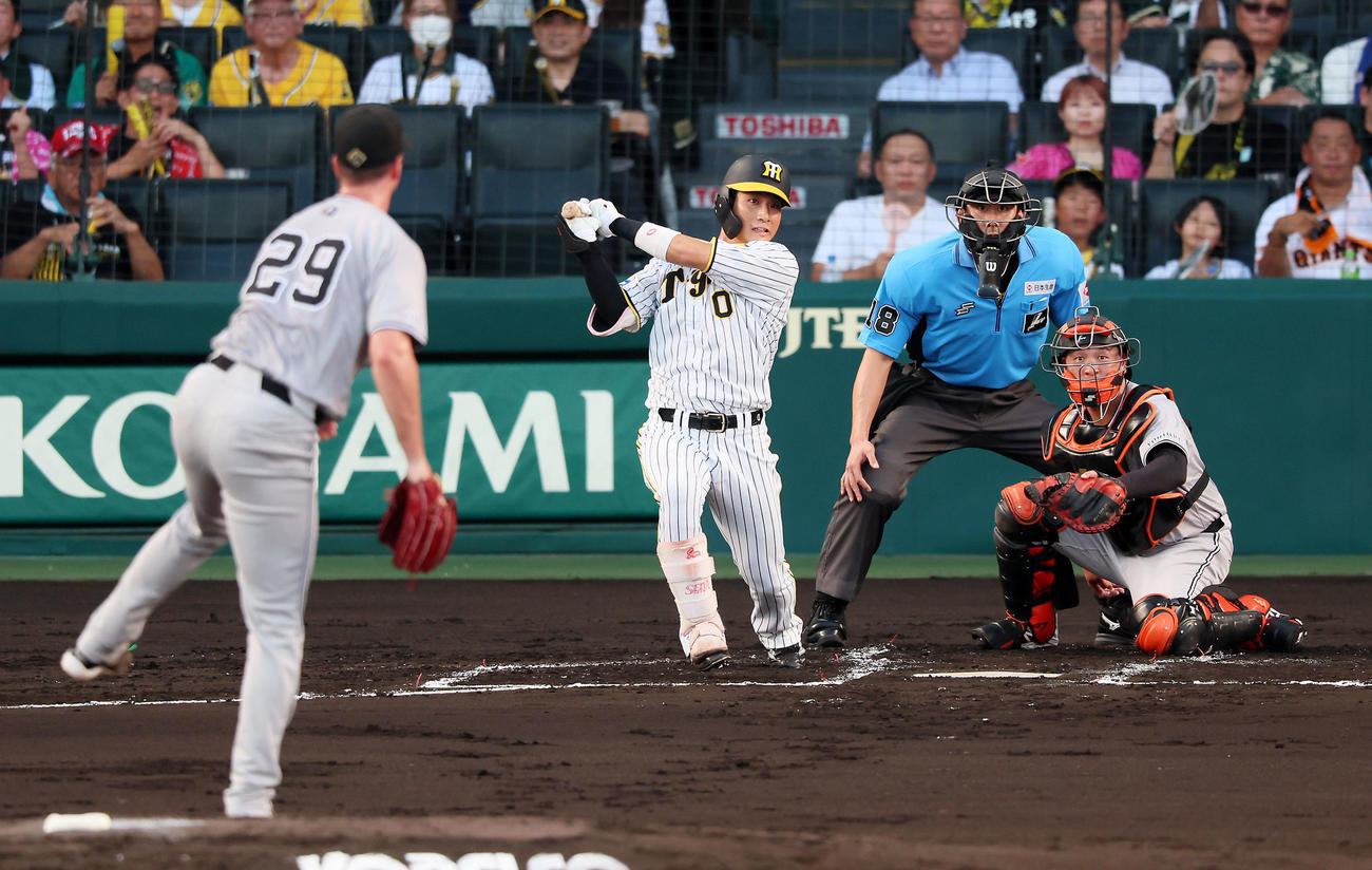 阪神対巨人　1回裏阪神2死満塁、木浪は中前に2点適時打を放つ。投手グリフィン（撮影・加藤哉）