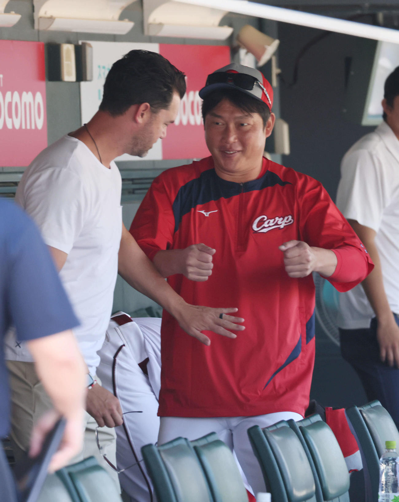 広島対DeNA　試合前練習中、再会した元広島投手のジョンソン氏（左）と新井監督（撮影・加藤孝規）
