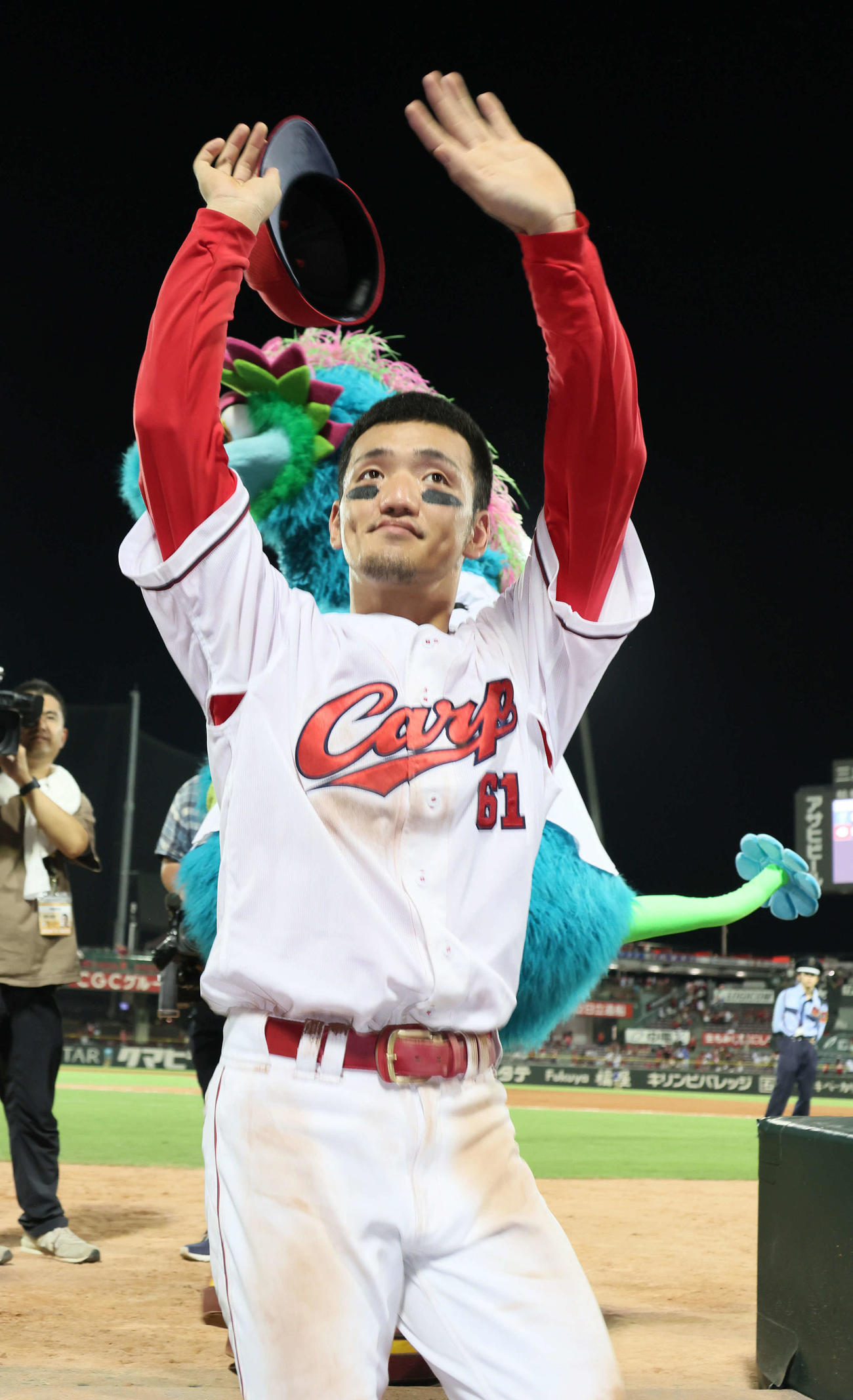 広島対DeNA　ファンの声援に応える矢野（撮影・加藤孝規）