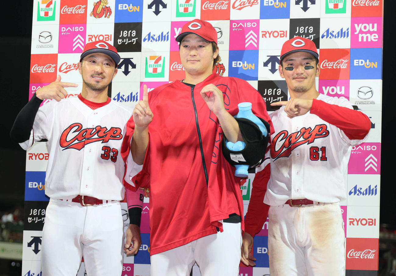広島対DeNA　お立ち台で10勝のポーズをする床田（中央）と菊池（左）、矢野（撮影・加藤孝規）