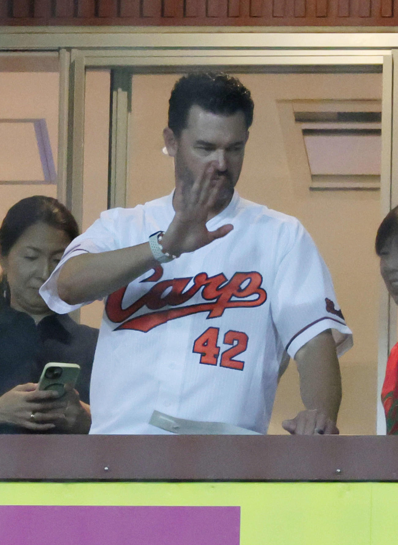 広島対DeNA　試合観戦し、お立ち台の床田寛樹らを見るクリス・ジョンソン氏（撮影・加藤孝規）