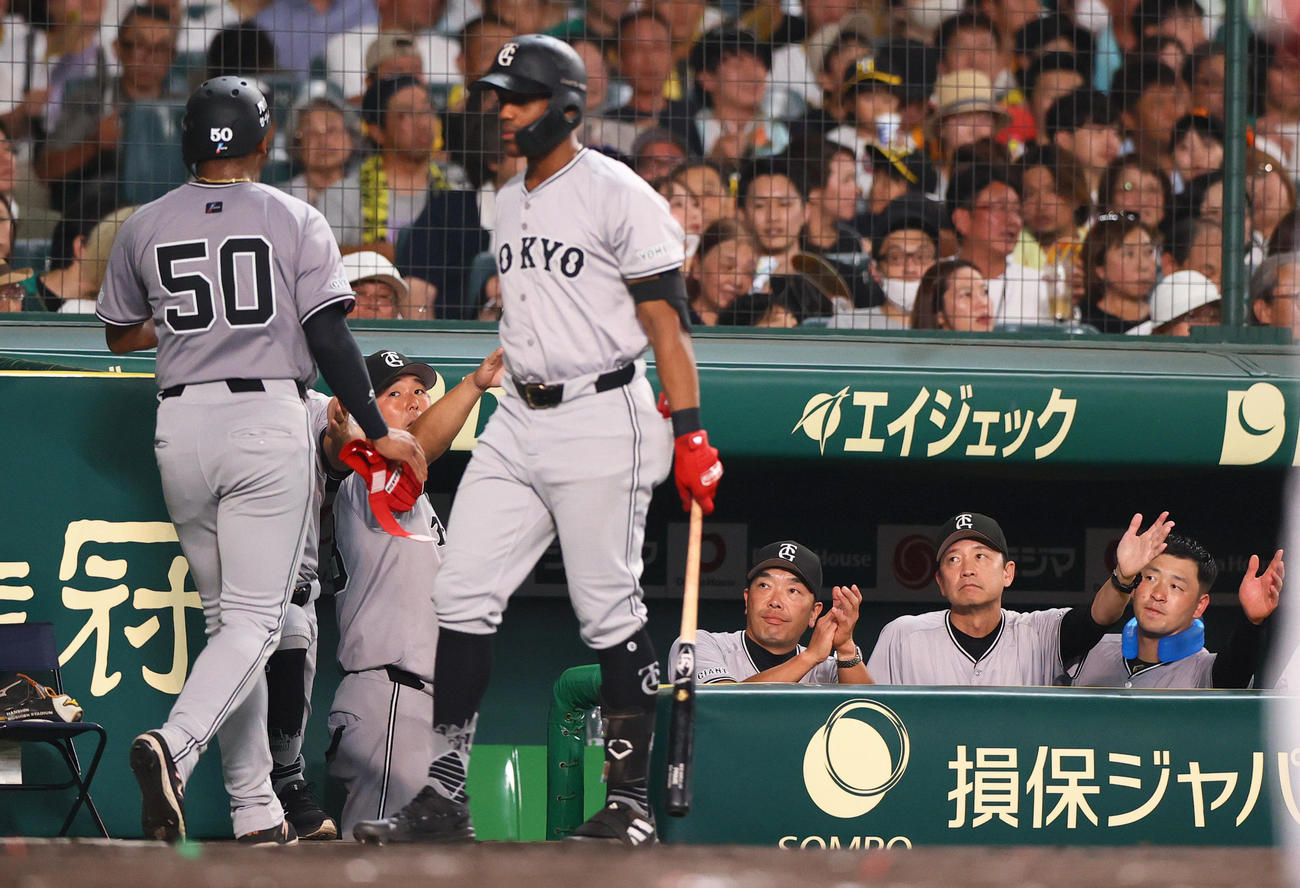 阪神対巨人　5回表巨人1死二、三塁、阿部監督（右から3人目）は丸の二ゴロで生還の三走オコエ（左）を出迎える（撮影・上山淳一）