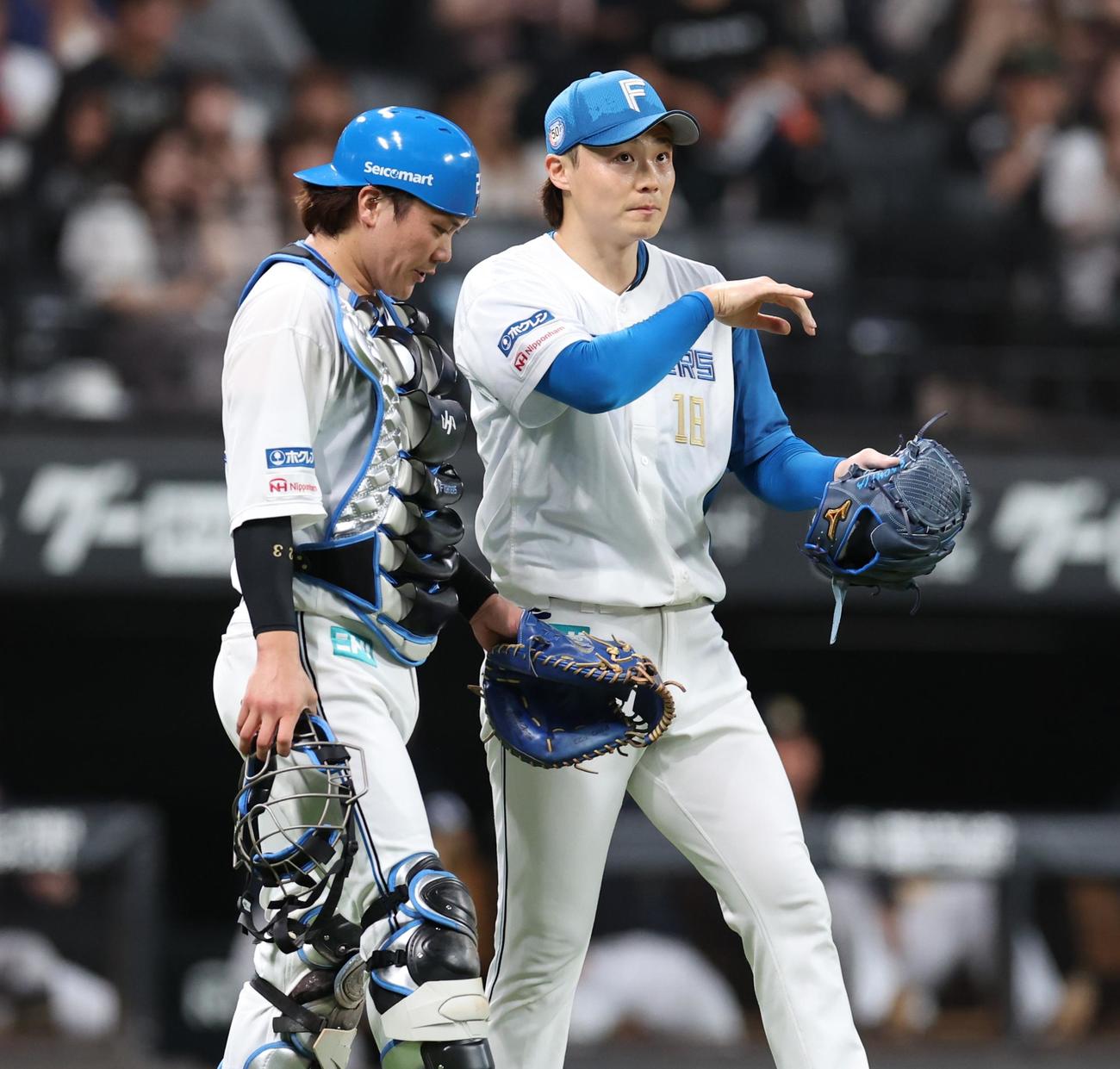 日本ハム対オリックス　3回表、マウンドで話す伏見（左）と山崎（撮影・黒川智章）