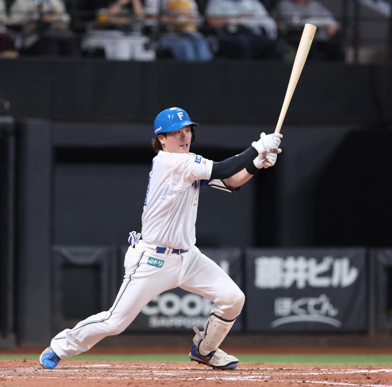 日本ハム対オリックス　4回裏日本ハム1死二、三塁、右前2点適時打を放つ伏見（撮影・黒川智章）