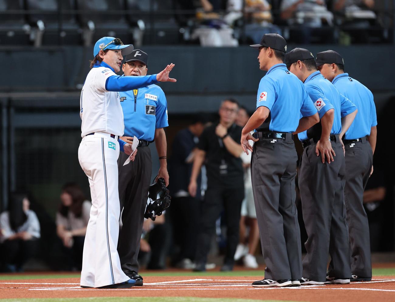 日本ハム対オリックス　30日、オリックス森の本塁打判定について審判団に確認する新庄監督（撮影・黒川智章）